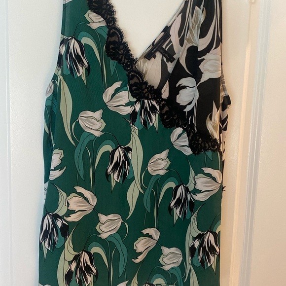 Lovely green floral top - Picture 1 of 5